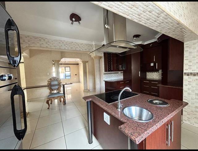 5 BEDROOM HOUSE FOR SALE IN HELDERWYK